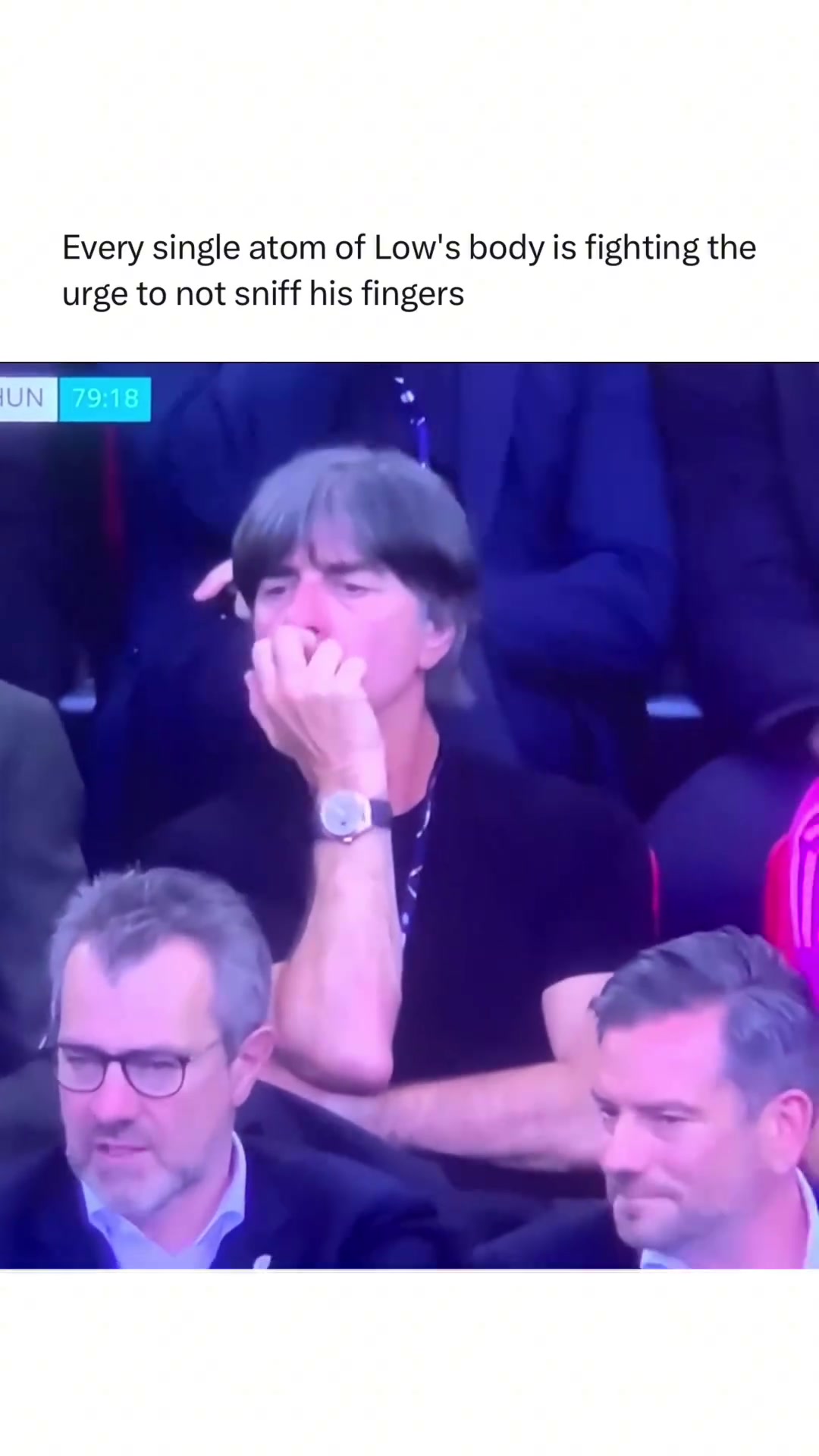 勒夫出现在德国队比赛看台上，还是熟悉的姿势